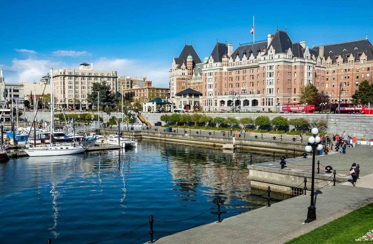 It's best to make reservations for tea at the Empress Hotel