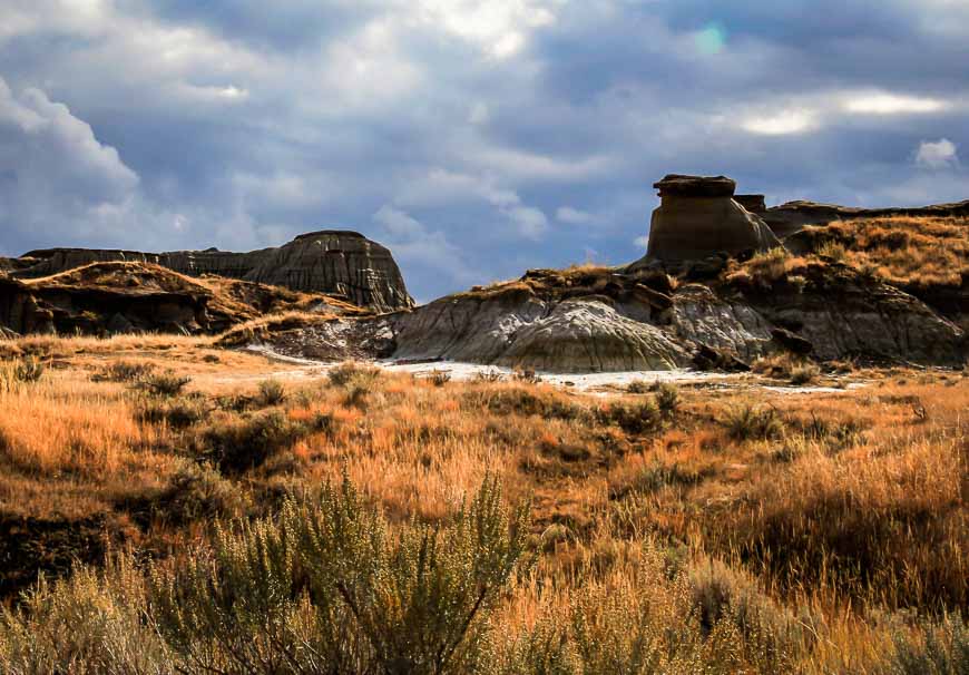 Hiking in Dinosaur Provincial Park and a view from the Badlands Trail