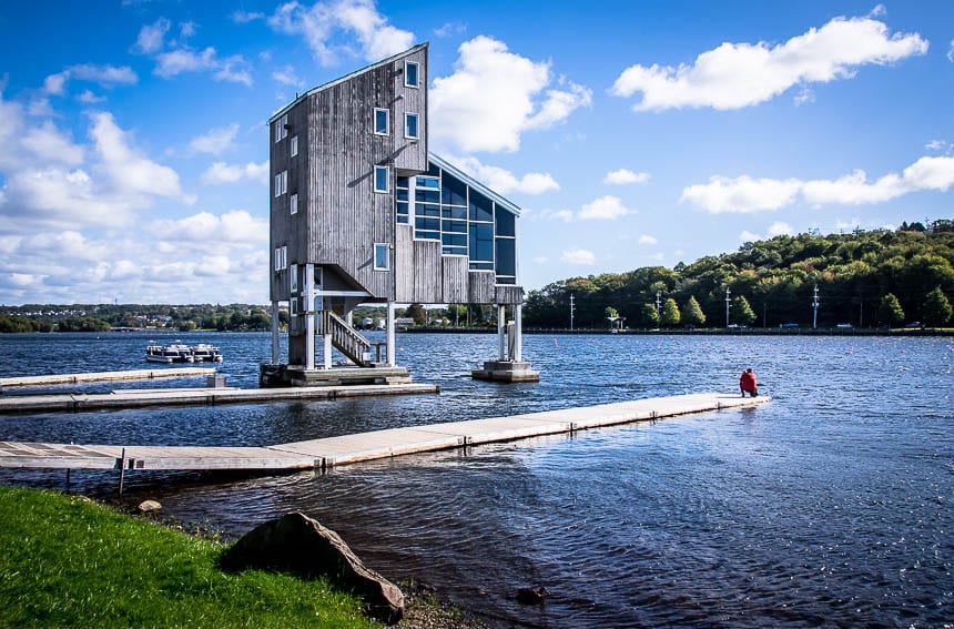 Cool arkitektur för en byggnad som används för att tid kanot tävlingar i Dartmouth