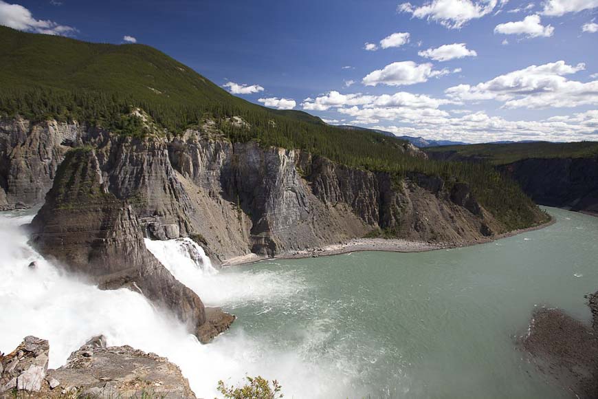 Virginia Falls, North West Territories - Photo credit: Viaje a Canada on Flickr