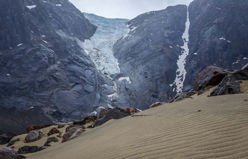 Juxtaposition of sand on the moraines and ice