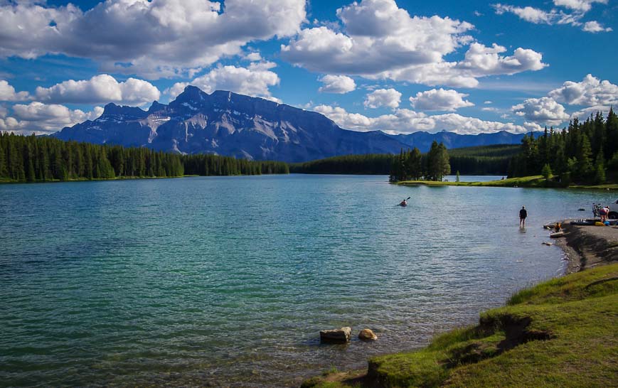 Two Jack Lake is een geweldige plek voor een peddel of een picknick