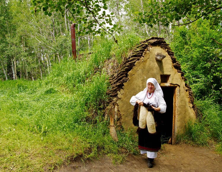  Home sweet home - temporary shelters for immigrants in the Ukrainian Cultural Heritage Village