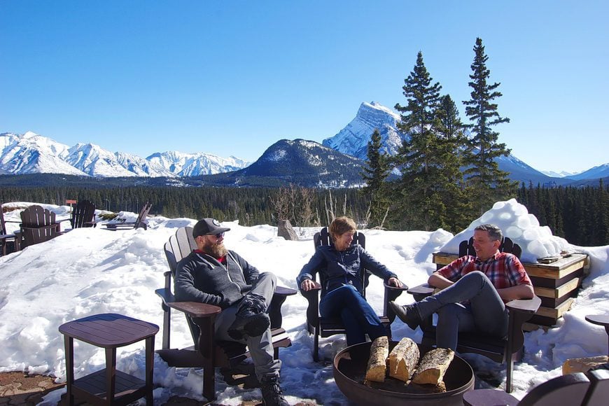 Krásné terase s výhledem na Mt Rundle na Jalovec Lodge