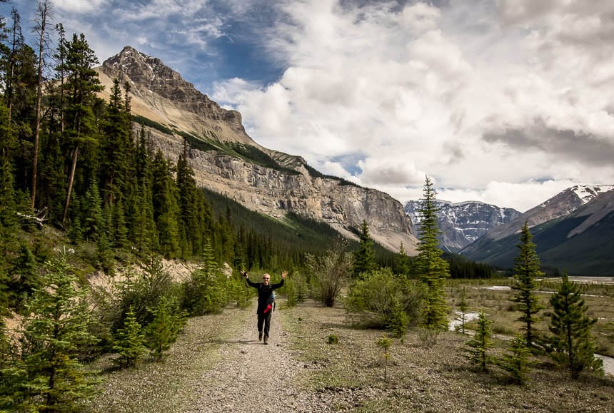 The start and end of the hike parallels the Icefields Parkway