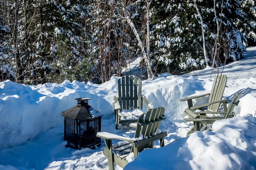  Each oTENTik comes with a Adirondack chairs, a firepit and wood in La Mauricie