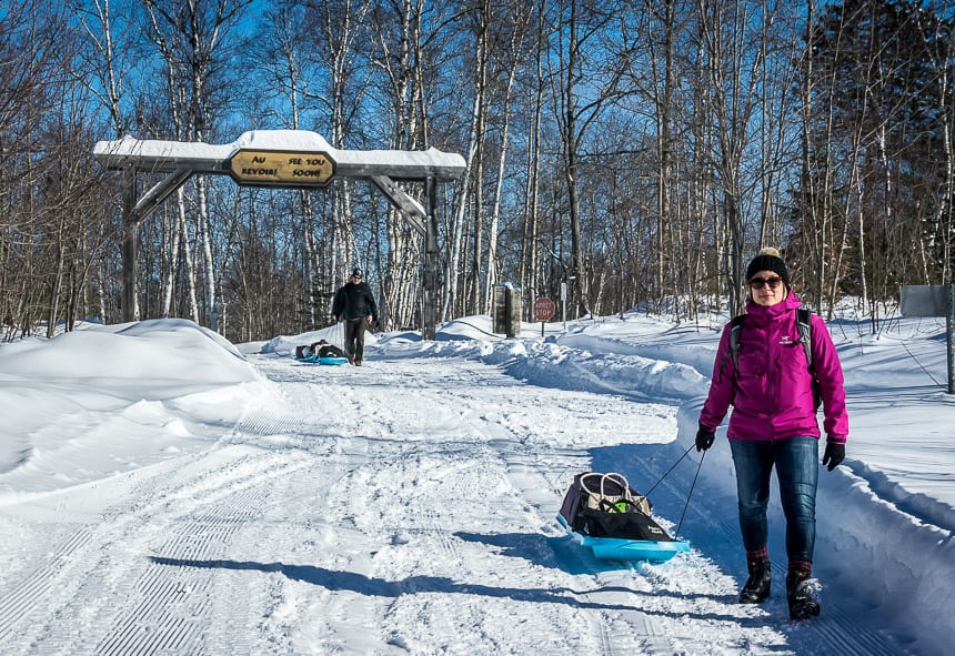 Move your belongings from the parking lot by sled to your oTENTik