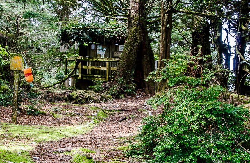 There are maintained - non-smelly outhouses at campsites in the islands