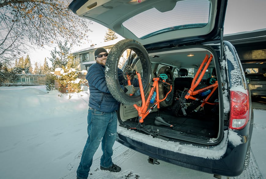 Andrel from Nomad Gear Rentals delivering a bike to my home