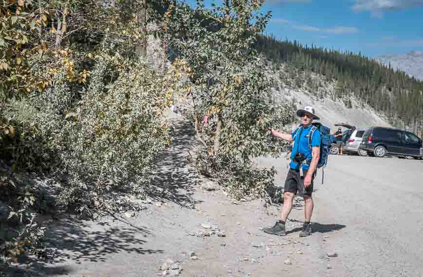 The trailhead by the dusty Smith Dorrien Road