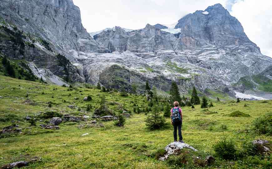 Easy hiking on the way to Grosse Scheidegg on the Via Alpina in Switzerland