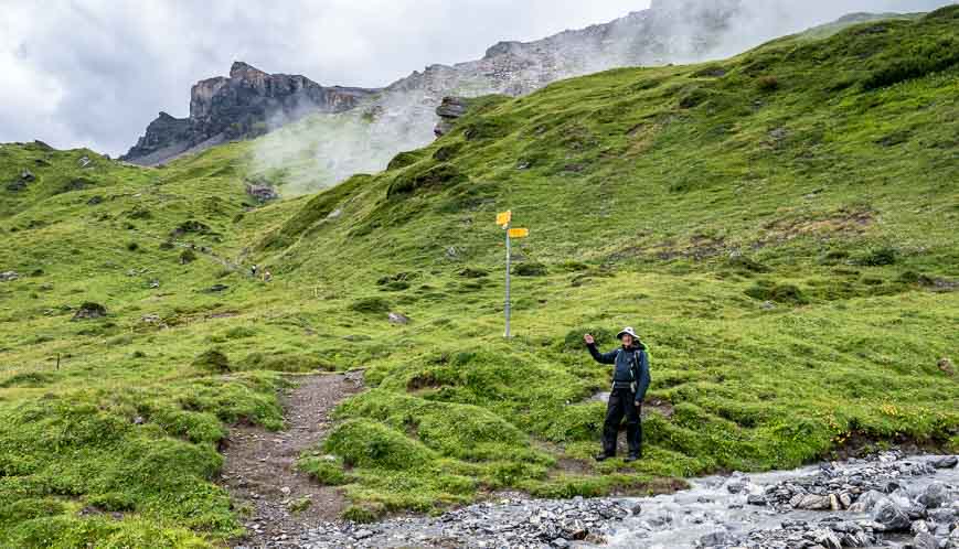Man pointing in the direction of the Sefinenfurgge Pass