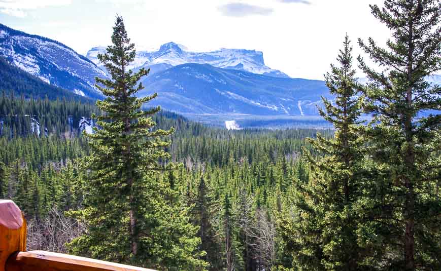One of the charming inns of Alberta with a view of Jasper National Park