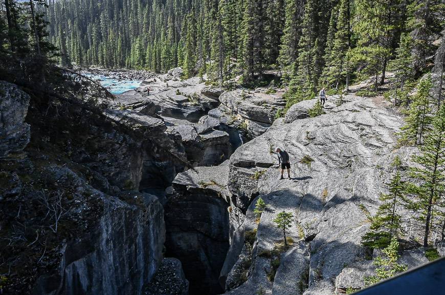 Ich werde nervös, wenn ich jemanden so nahe am Rand des Mistaya Canyon beobachte