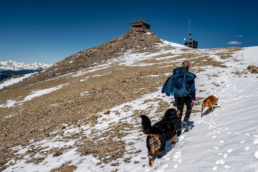 On the backside of the lookout you can walk out to the edge with a big prairie view