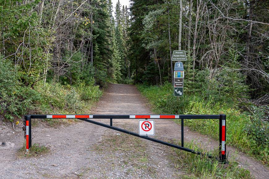 The main trailhead for all hikes at the parking lot