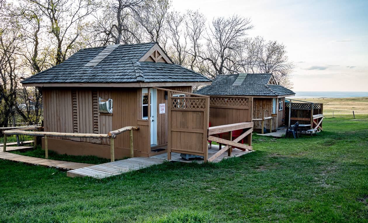 A couple of other cabins with a view over an open field