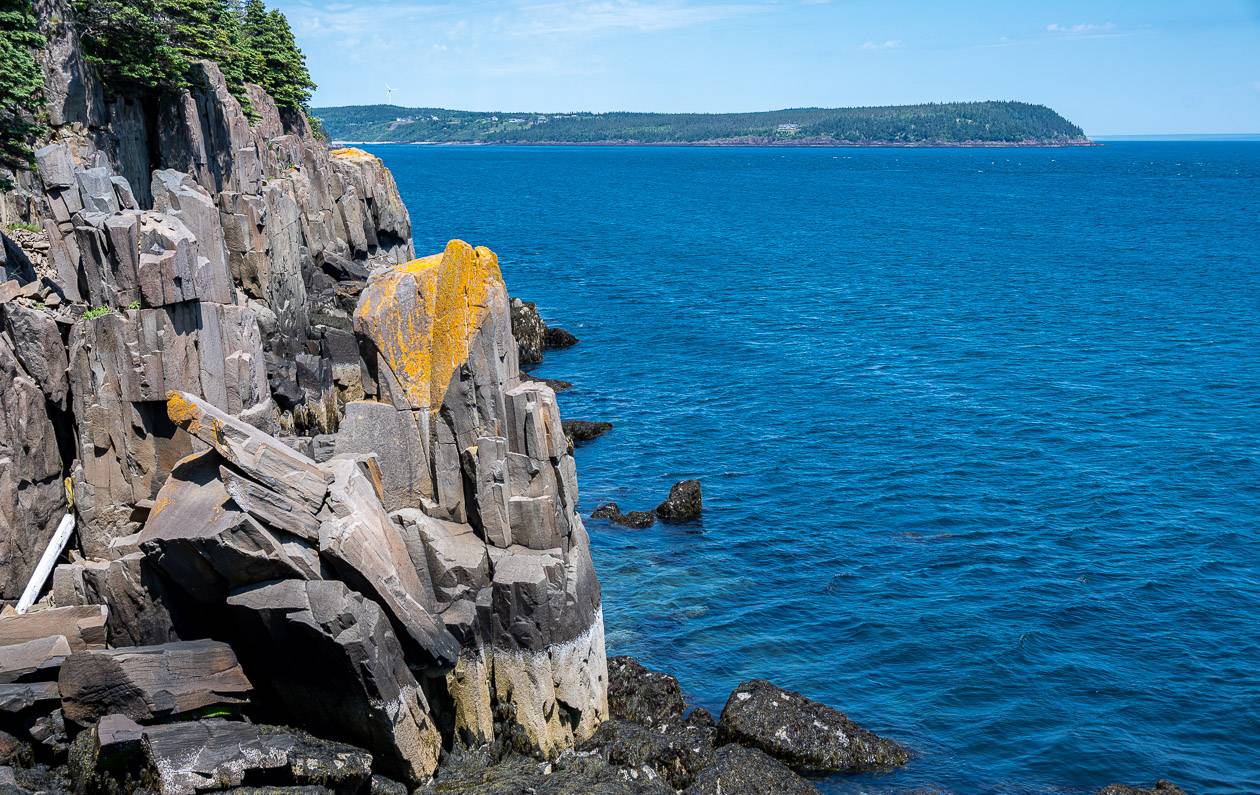 The first basalt columns you see when you descend the stairs