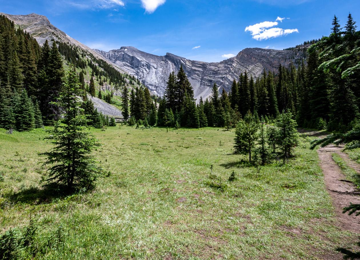 Cascade Amphitheatre Hike in Banff