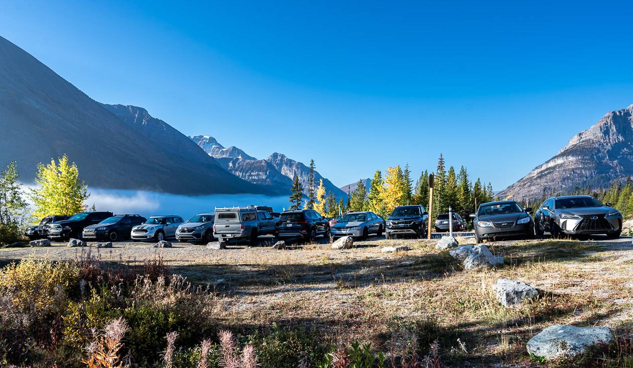 The parking lot at the Vista Lake trailhead is not very big