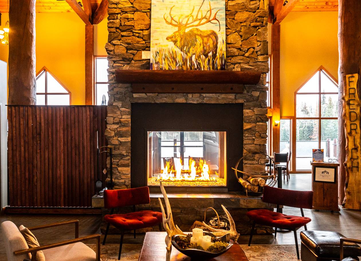 The cozy foyer at Elk Ridge Resort invites you to sit by the fire