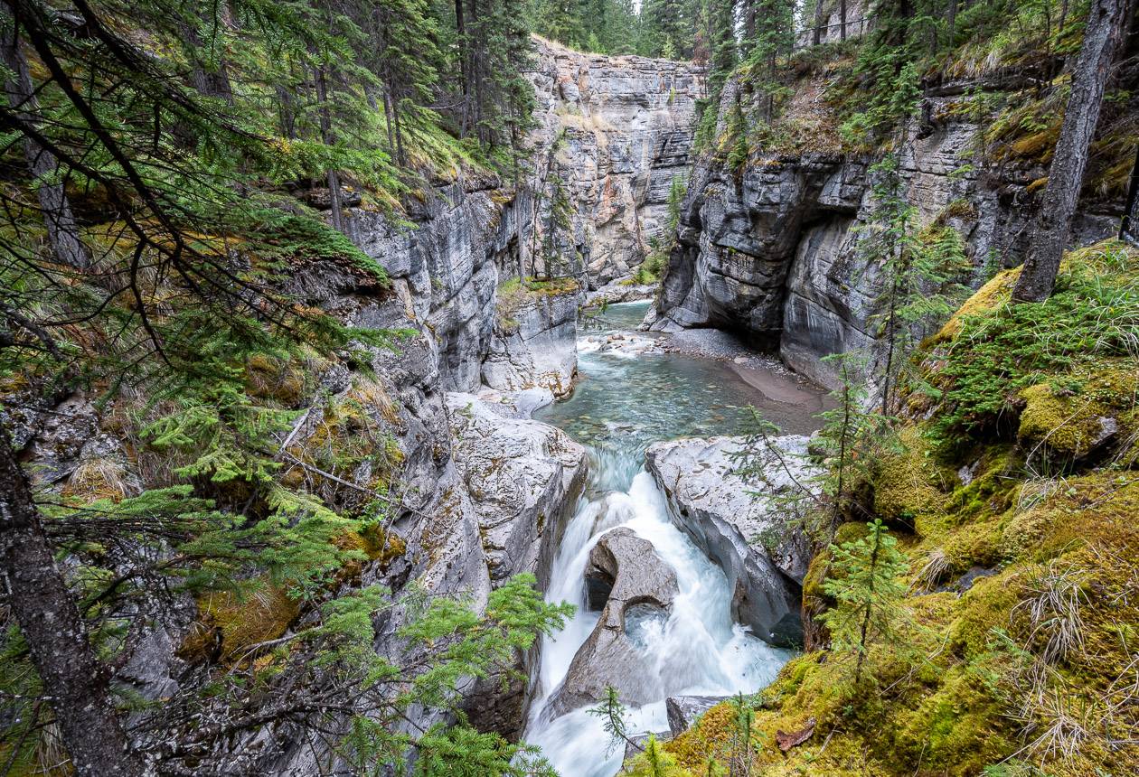 Easy and beautiful hiking in Maligne Canyon