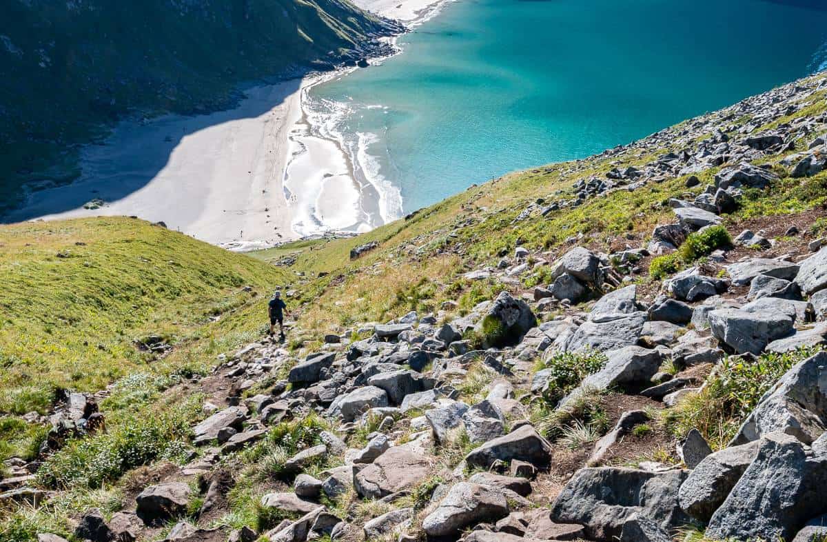 On the steep descent down to Kvalvika Beach