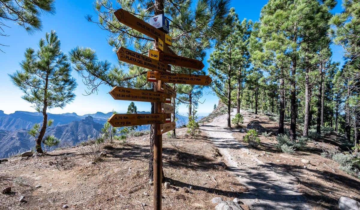 Consistent signage along the trail while hiking in Gran Canaria
