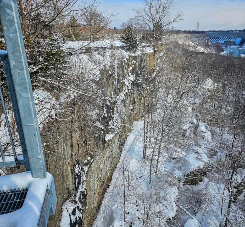 A look at the trail at the bottom of the cliff from the stairs in Niagara Glen