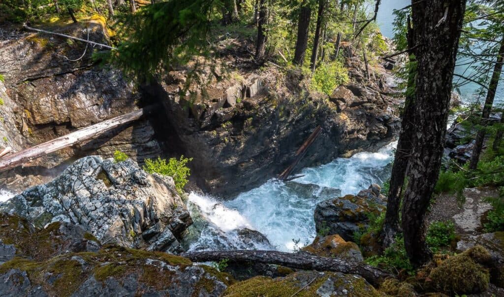 A more dramatic view of falling as water enters in Lake Bottel