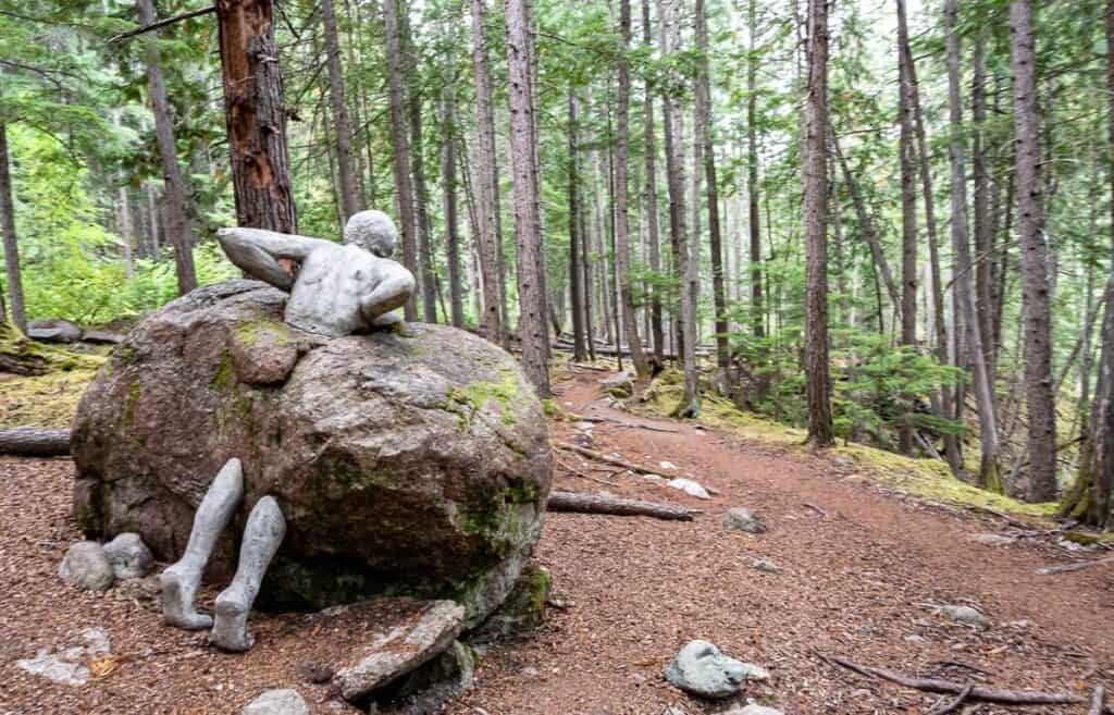 Je pense que ces sculptures de cache-cache rendent le sentier de la rivière Kaslo très amusant, surtout pour les enfants.