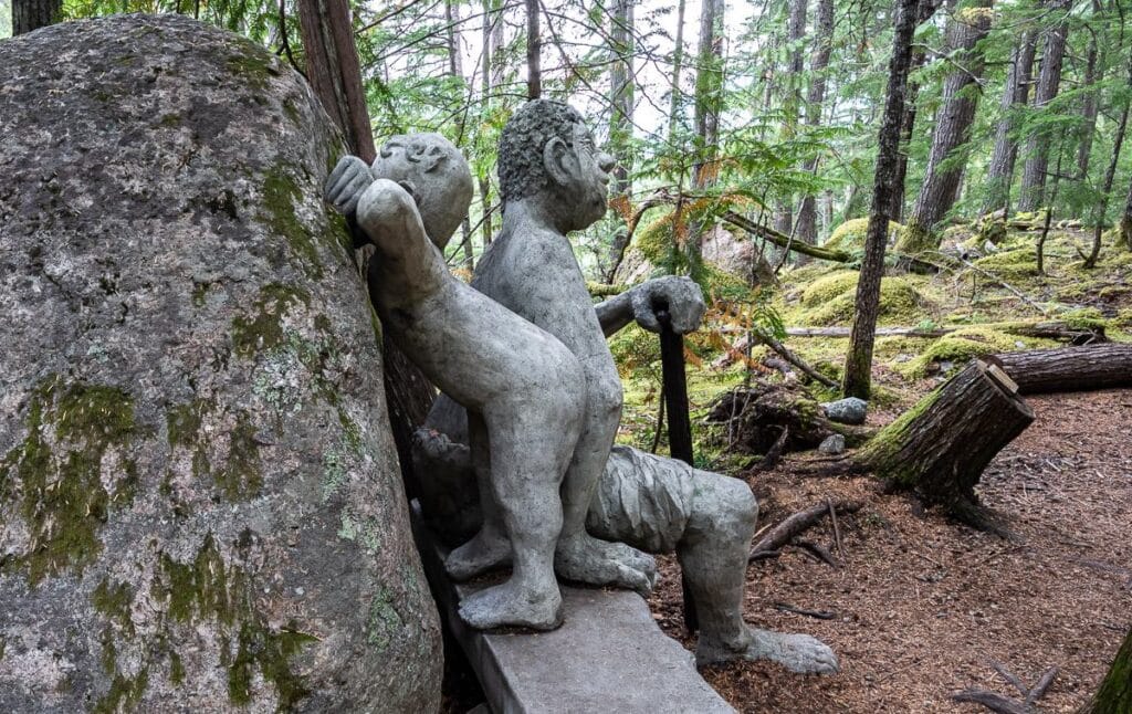 Grand-père et enfant sur le sentier de la rivière Kaslo