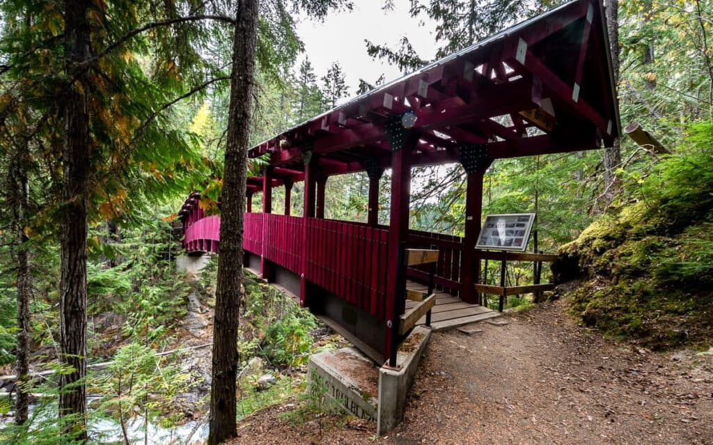 Le pont Trailblazer est un pont piétonnier aérien