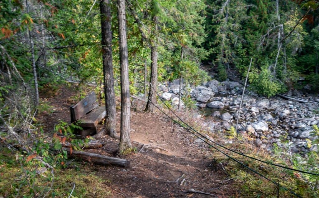 Vous trouverez des bancs bien placés à de nombreux endroits tout au long du chemin à Kaslo.