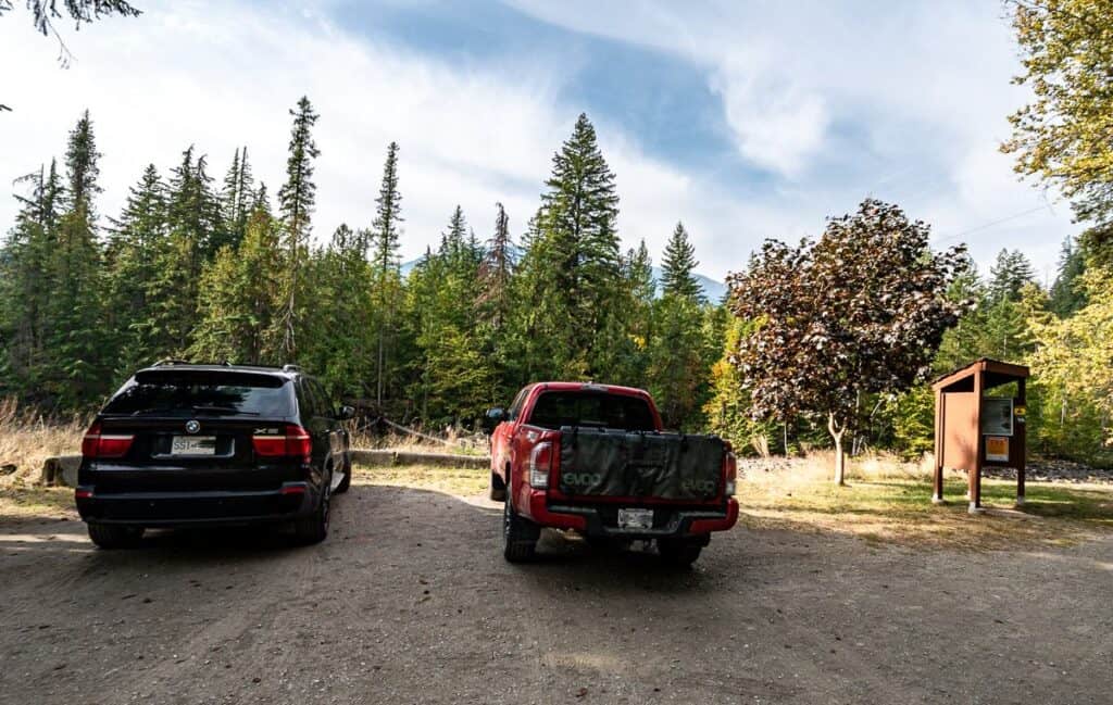 Parking au début du sentier - notez le kiosque avec des cartes sur la droite